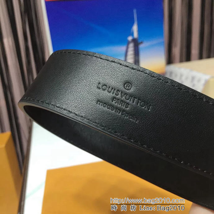 路易威登LV 黑色版Voyager 平紋皮革腰帶 啞光鍍面針式搭扣 刻有LV字母 男士皮帶  xfp1122